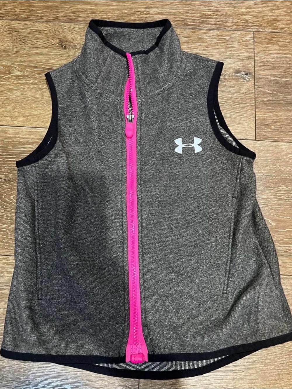Under Armour YXS Vest (Size 6 
/Age 5-6) (Gray Vest with Bright Pink Zipper